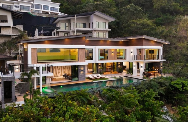 Luxury House Retreat · Infinite Pool & Ocean Views