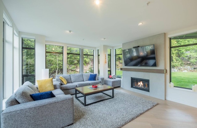 Luxury Hudson's Bay Stay | Mtn Views | AC | BBQ