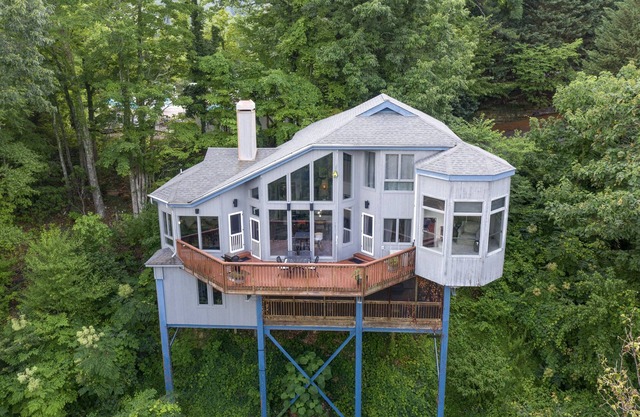 Luxury in the trees w/jaw-dropping views, multiple balconies, hot tub + pool ac