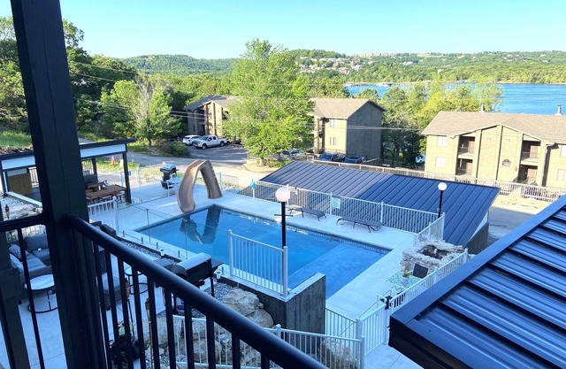 Luxury Lake Life: Heated Pool, Hot Tub, Game Room, Stunning Lake Views!