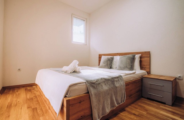 Luxury Lake Nearby Free Parking Pet Friendly APT