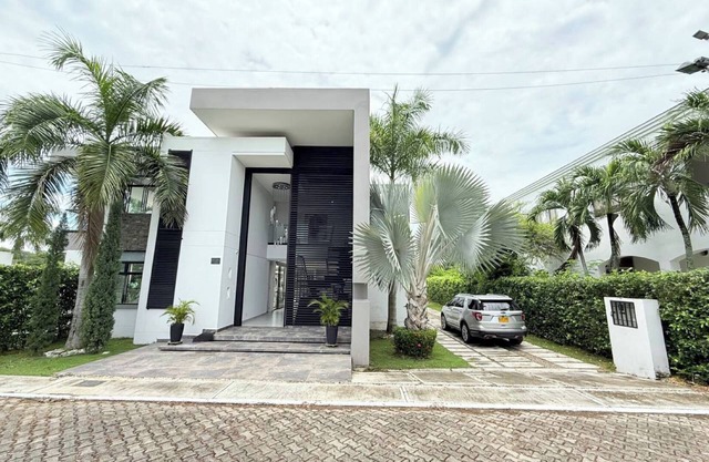 Luxury Lakefront Villa in Girardot, Colombia - Pool, BBQ & Private Cinema