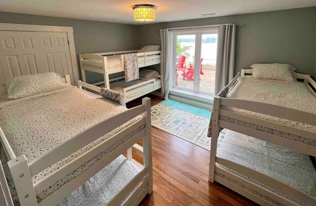 Luxury LakeHouse: Hottub, Sauna, GameRoom, Fishing