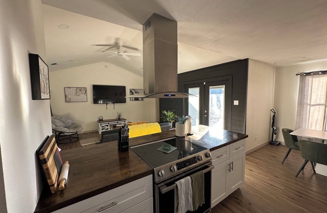 Luxury Lane: Pet Haven - Prime Location by ASU & Across from GF Base - No Stairs