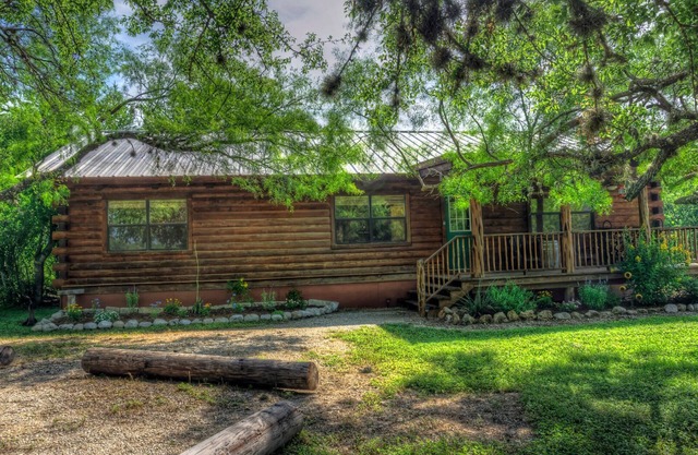 LUXURY LOG CABIN #2 ON THE FRIO RIVER