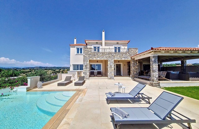 Luxury mansion with big pool and sea view