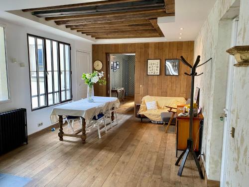 Luxury Marais Apartment with Authentic Parisian Flair