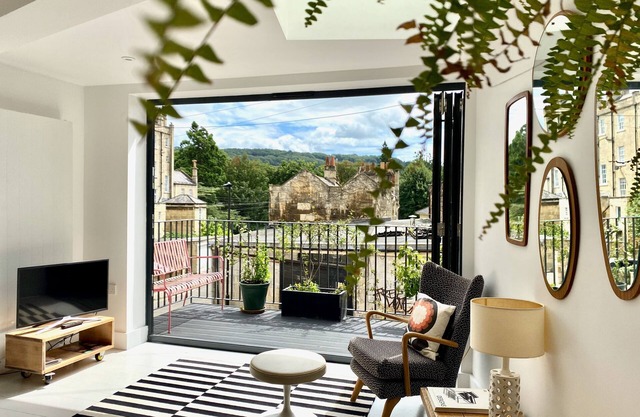Luxury mews house with balcony & parking in the centre of Bath