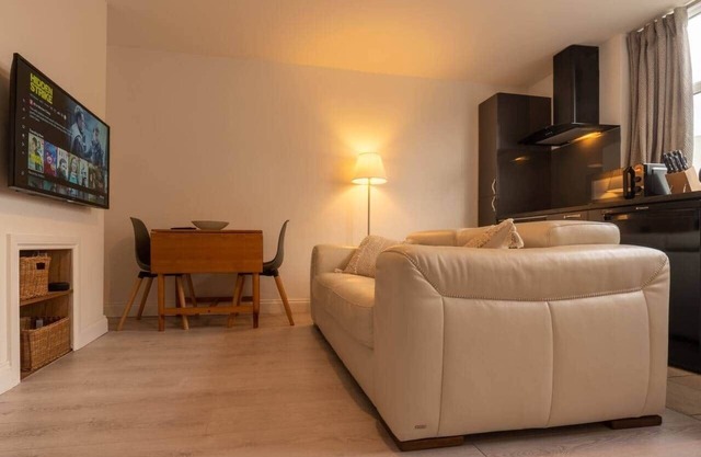 Luxury modern flat close to city free parking