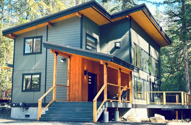 Luxury Mt. Baker Retreat with Hot Tub and Fast Wi-Fi