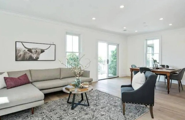 Luxury, New 2-Bedroom Condo Near Airport/Boston/Train