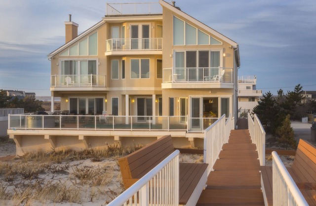 LUXURY OCEANFRONT HOUSE W/POOL & HOT TUB FACING THE OCEAN-FALL/WINTER DEALS!