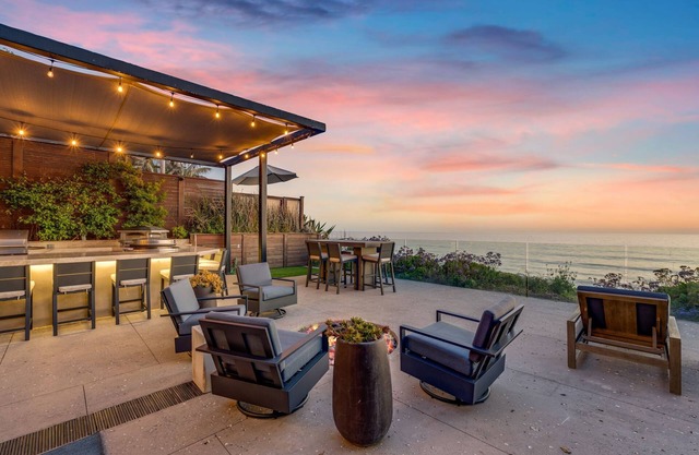 Luxury Oceanfront Home - Walk to Moonlight Beach - Stunning Views