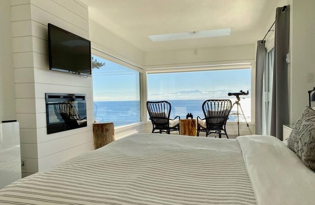 Luxury Oceanfront House - The Cove at Otter Point, Sooke