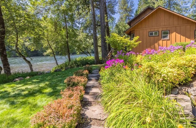 Luxury on McKenzie + FirePit + Traeger+Steps2Water