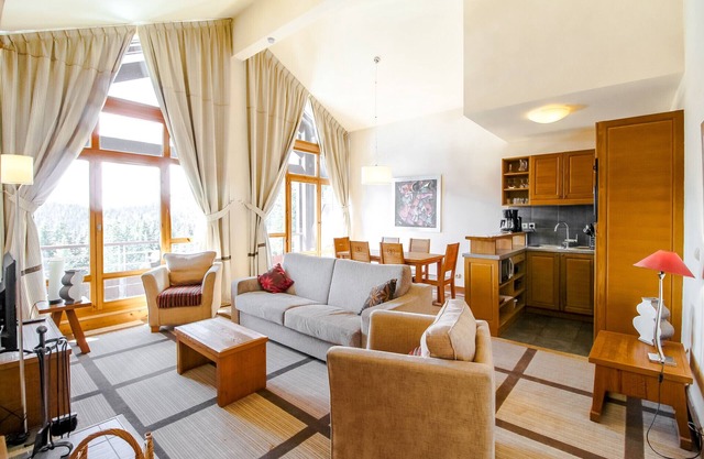 Luxury penthouse 2-bedroom apartment with fireplace and stunning views