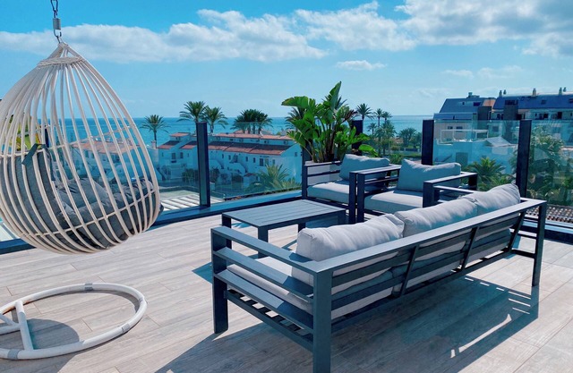 Luxury penthouse on the beach with pool - holaVivienda