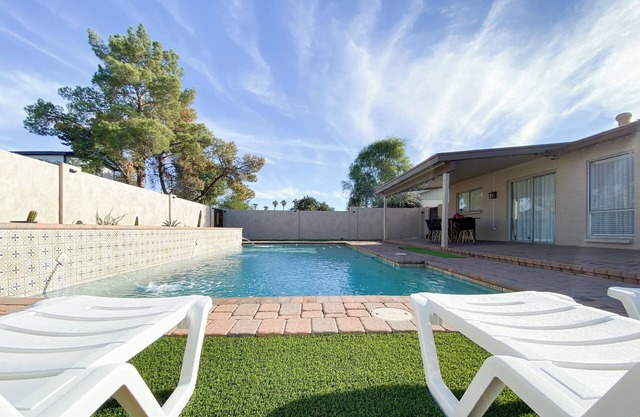 Luxury Pool Home for 10– Near ASU & Airport - BBQ - Continental Breakfast