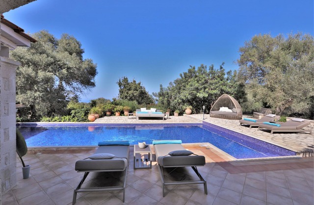 Luxury pool villa, sea view, garden, Crete, close to the beach, heated pool