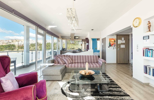 LUXURY PRESIDENTIAL SUITE WITH AMAZING CITY VIEW FREE PRIVATE PARKING