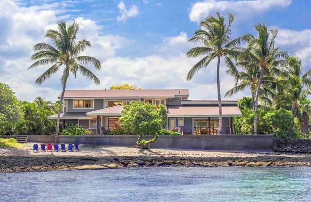 LUXURY PUAKO BEACHFRONT ESTATE and GUESTHOUSE