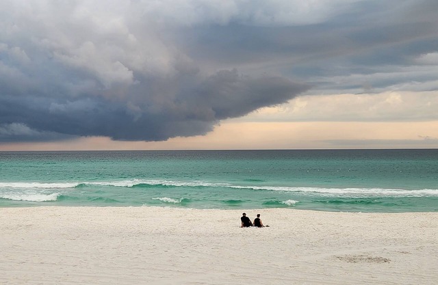 Luxury resort condo-10 th floor-Easy 4 min walk to beach, perfect time of year