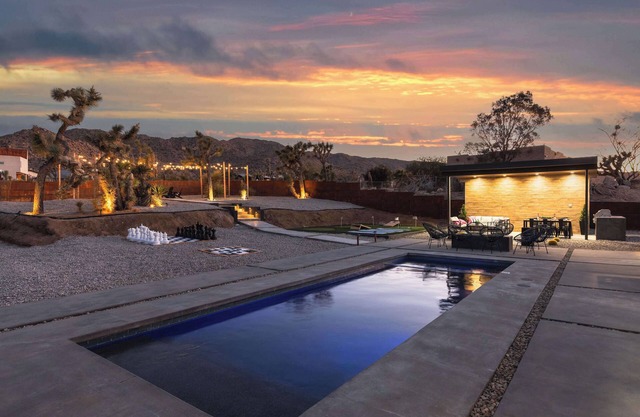 LUXURY RETREAT (HeatedPool/Jacuzzi)