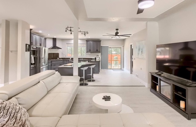 Luxury Retreat w/ Steam Shower+gym+office+ gourmet kitchen 4.4 miles to downtown