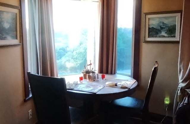 Luxury Rose Jacuzzi Suite One Queen bed only one block to downtown Huntsville