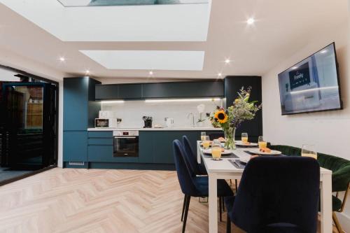 Luxury Seaside Home Parking, Sleeps 8 By Adliv