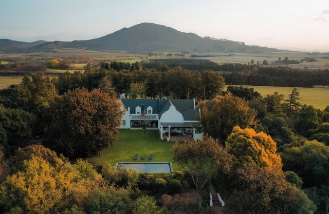 Luxury, self-catering Manor with 6 bedrooms, views of mountains & vineyards