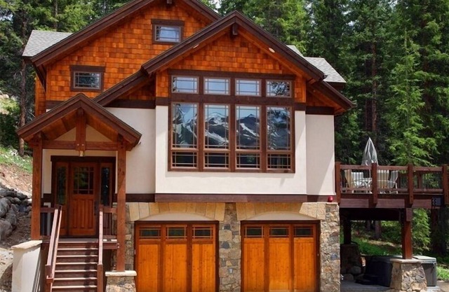 Luxury Ski Haus - Views, privacy, hot tub, town 7 min, Sleeps 10 w max 8 adults