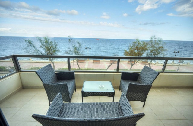 Luxury & spacious 3 bedroom seafront, balcony YHAI1-1