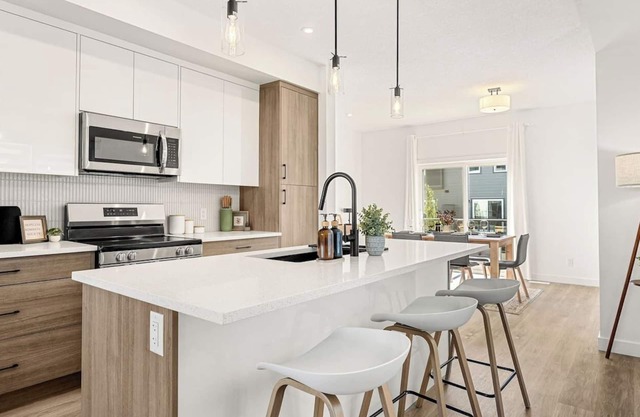 Luxury Townhome King Bed Near WinSport & Aspen