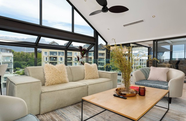 Luxury V&A Penthouse | 360° Views | Pool & Gym