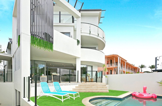 Luxury Villa 170m to the Beach with Internal Elevator