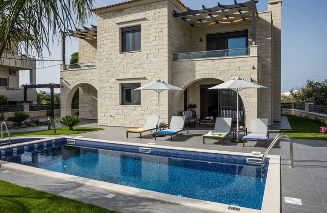 Luxury villa 200m from the Beach, shops & Restaurants , Steam - Sauna Room & BBQ