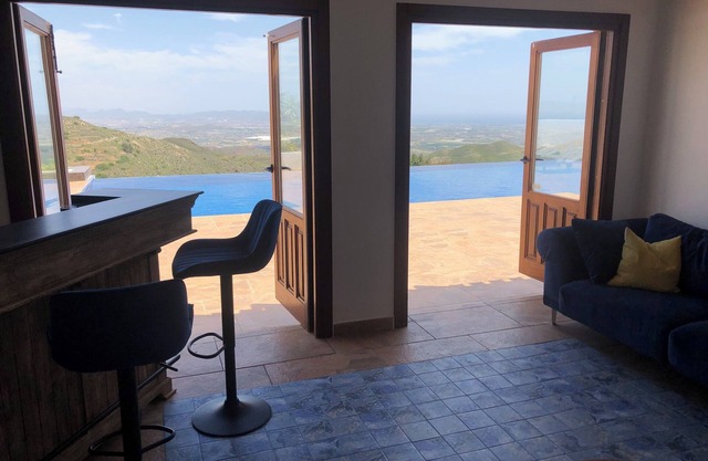 Luxury villa 5 bed 3 bath inc separate annex infinity pool/hot tub, games area.