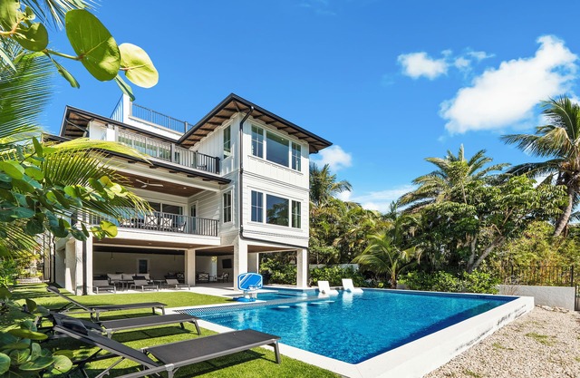 Luxury Villa 9BR/9BA Steps to Lido Key Beach