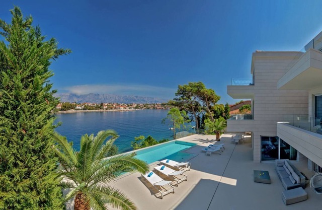 Luxury villa directly on the beach, sun loungers, kayak, sauna, infinity pool