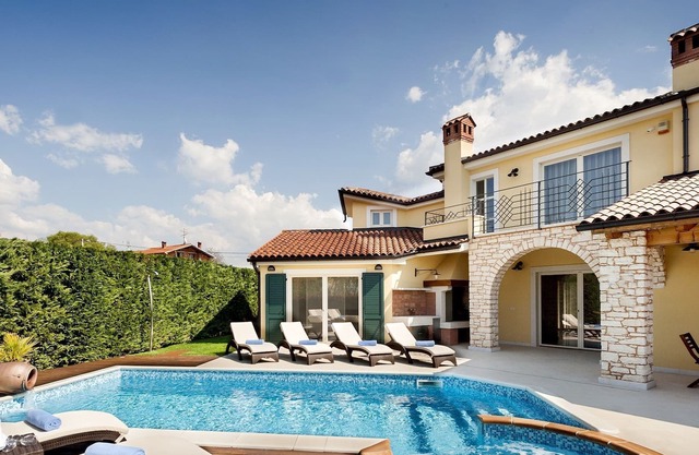 Luxury villa for up to 6 persons with pool, BBQ, wine cellar and billiard