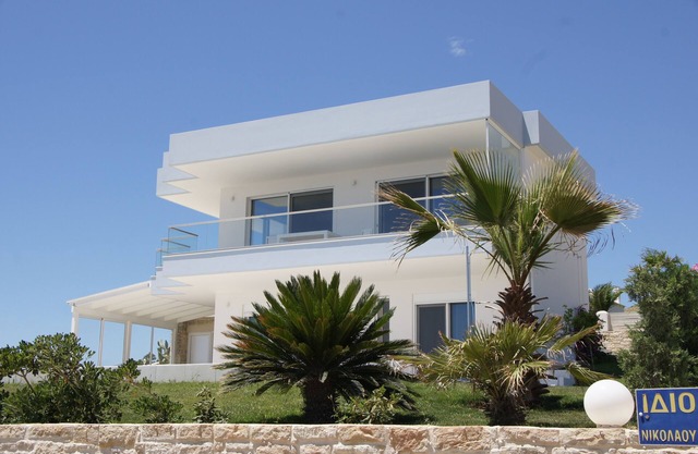 Luxury villa with sea views and a few steps to the beach