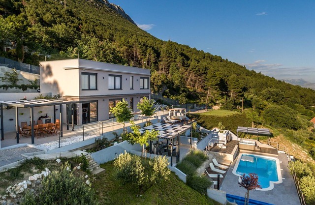 Luxury Villa Grand View with Swimming Pool