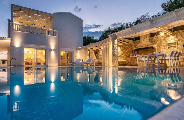 Luxury villa,heating pool superior facilities ideal for families, free transfer