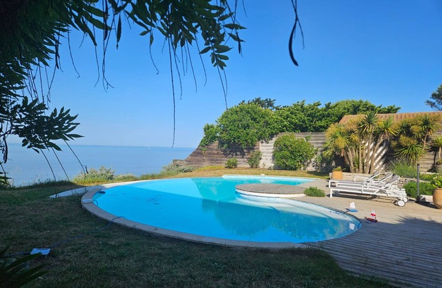 Luxury Villa in Angoulins, Private Pool, Up to 12 Guests