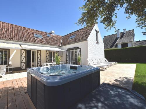 Luxury Villa in Sint-Idesbald with Jacuzzi