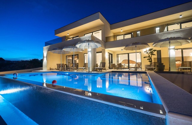 Luxury Villa Nuova with pool