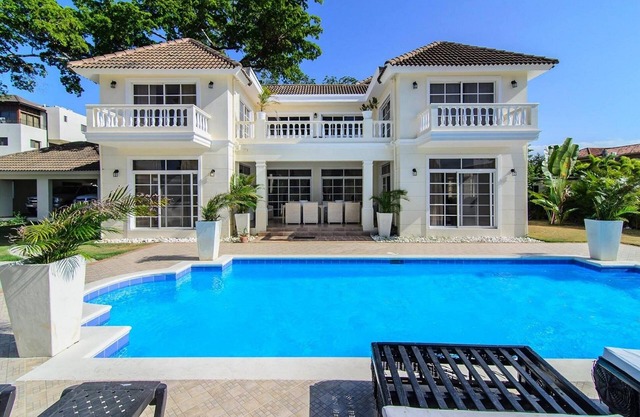 Luxury villa on a sandy beach, private pool, guest-friendly!