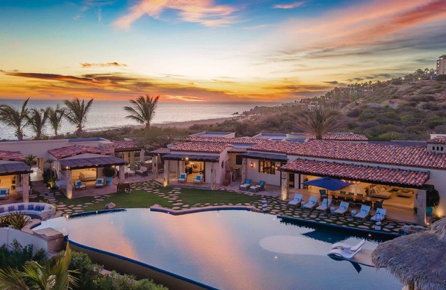 Luxury Villa on Sprawling Property - Gym & Big Pool. 2-min Walk to Beach, 5-min Taxi to DT Cabo