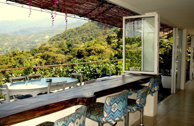Luxury villa, pool (10 mins from the city)